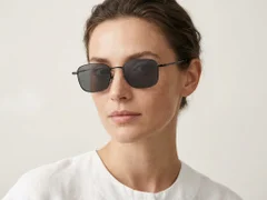 BS1913-0636_Black_Rectangular_Titanium_sunglasses-tryon_female