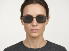 BS1913-0647_Black_Rectangular_Titanium_sunglasses-tryon_female