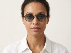 BS1913-0667_Black_Round_Titanium_sunglasses-tryon_female