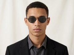 BS1913-0667_Black_Round_Titanium_sunglasses-tryon_male
