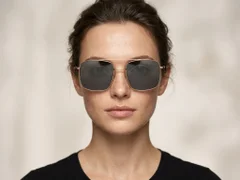 BS1913-0672_Black_Aviator_Titanium_sunglasses-tryon_female