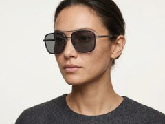BS1913-0691_Black_Aviator_Titanium_sunglasses-tryon_female