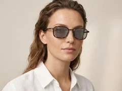 BS1913-0702_Tortoiseshell_Rectangular_Titanium_sunglasses-tryon_female