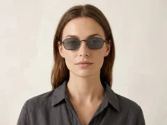 BS1913-0721_Black_Rectangular_Titanium_sunglasses-tryon_female