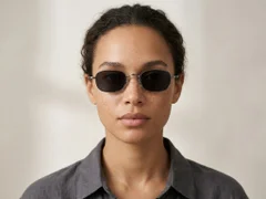 BS1913-0724_Grey_Rectangular_Titanium_sunglasses-tryon_female