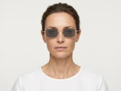 BS1913-0726_Black_Rectangular_Titanium_sunglasses-tryon_female