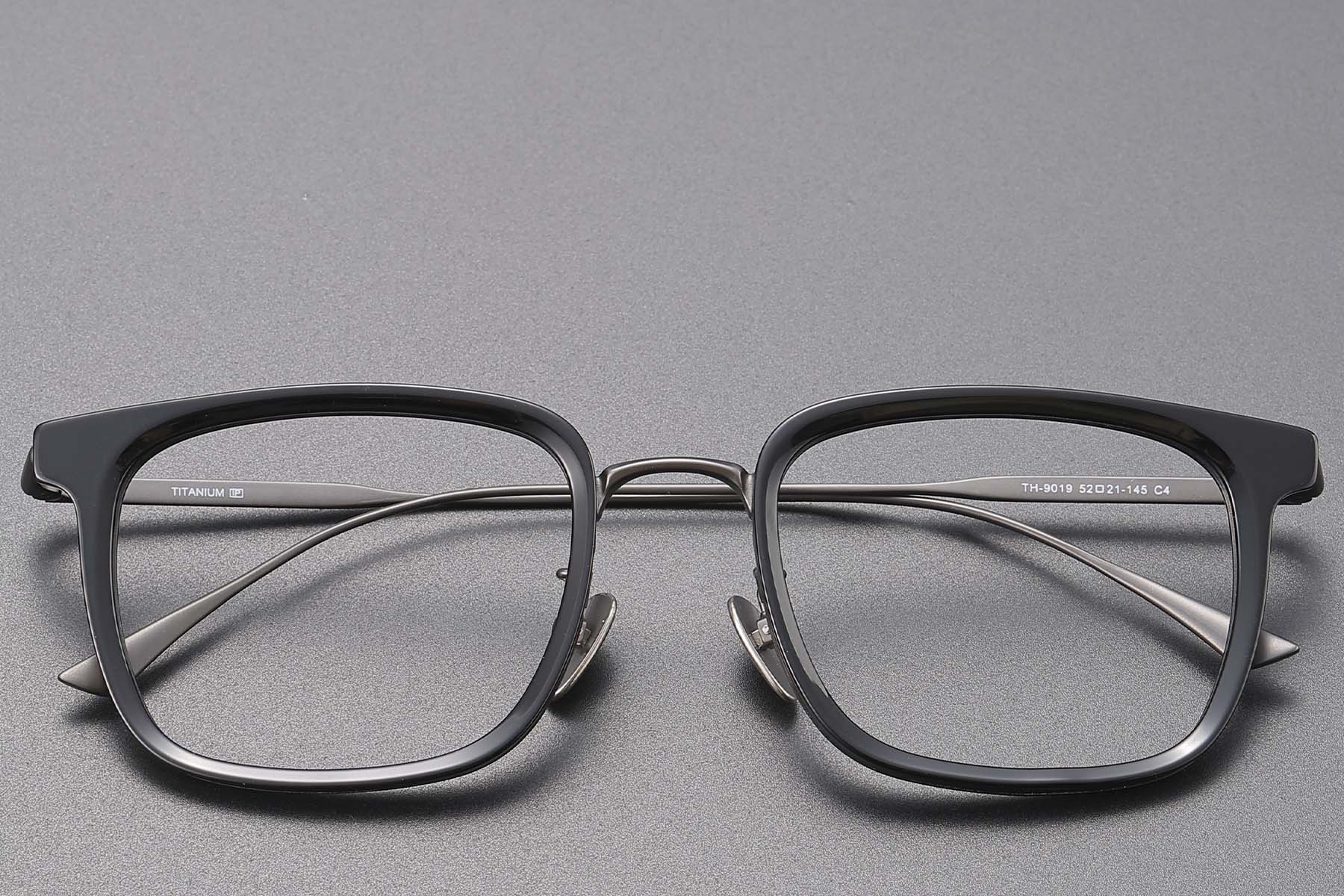 BS1913-0783_Black_Rectangular_Titanium_glasses_front
