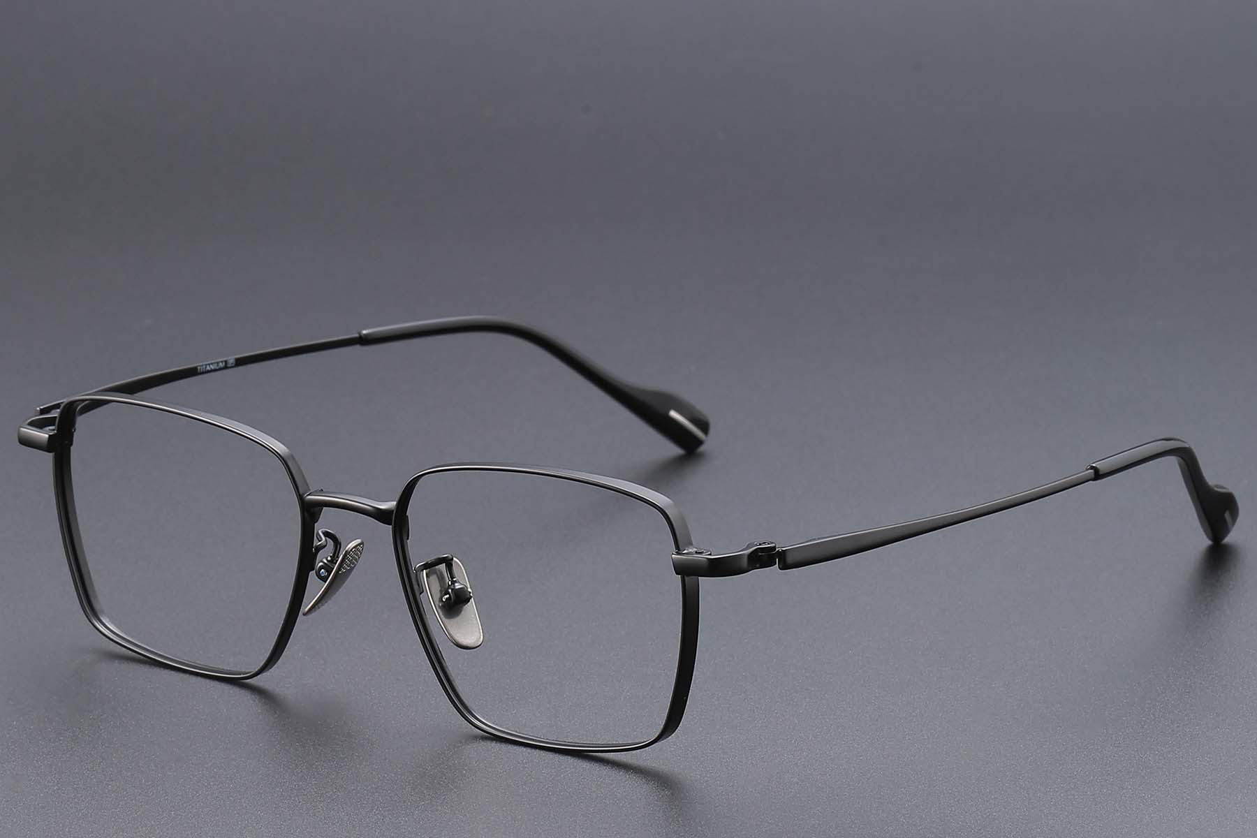 BS1913-0823_Black_Rectangular_Titanium_glasses_corner