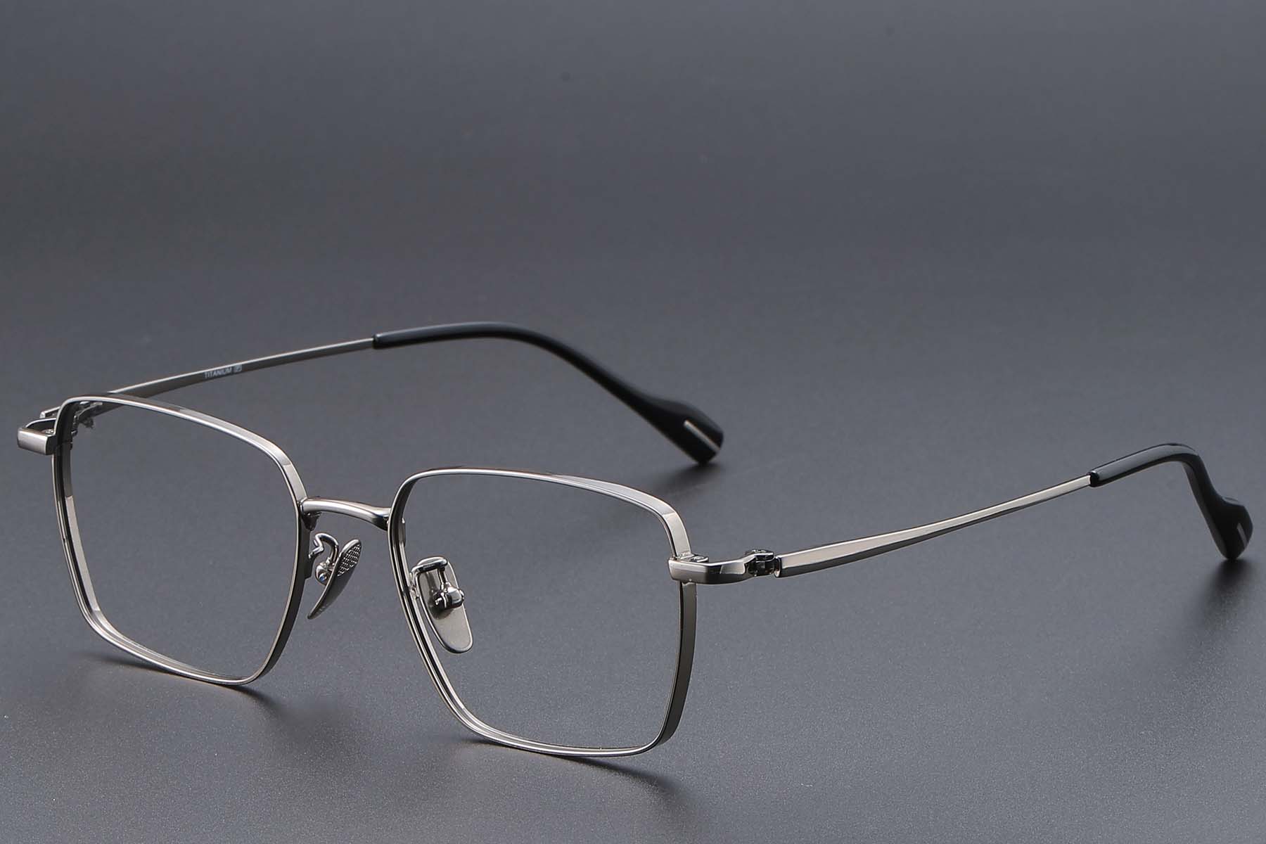 BS1913-0827_Grey_Rectangular_Titanium_glasses_corner