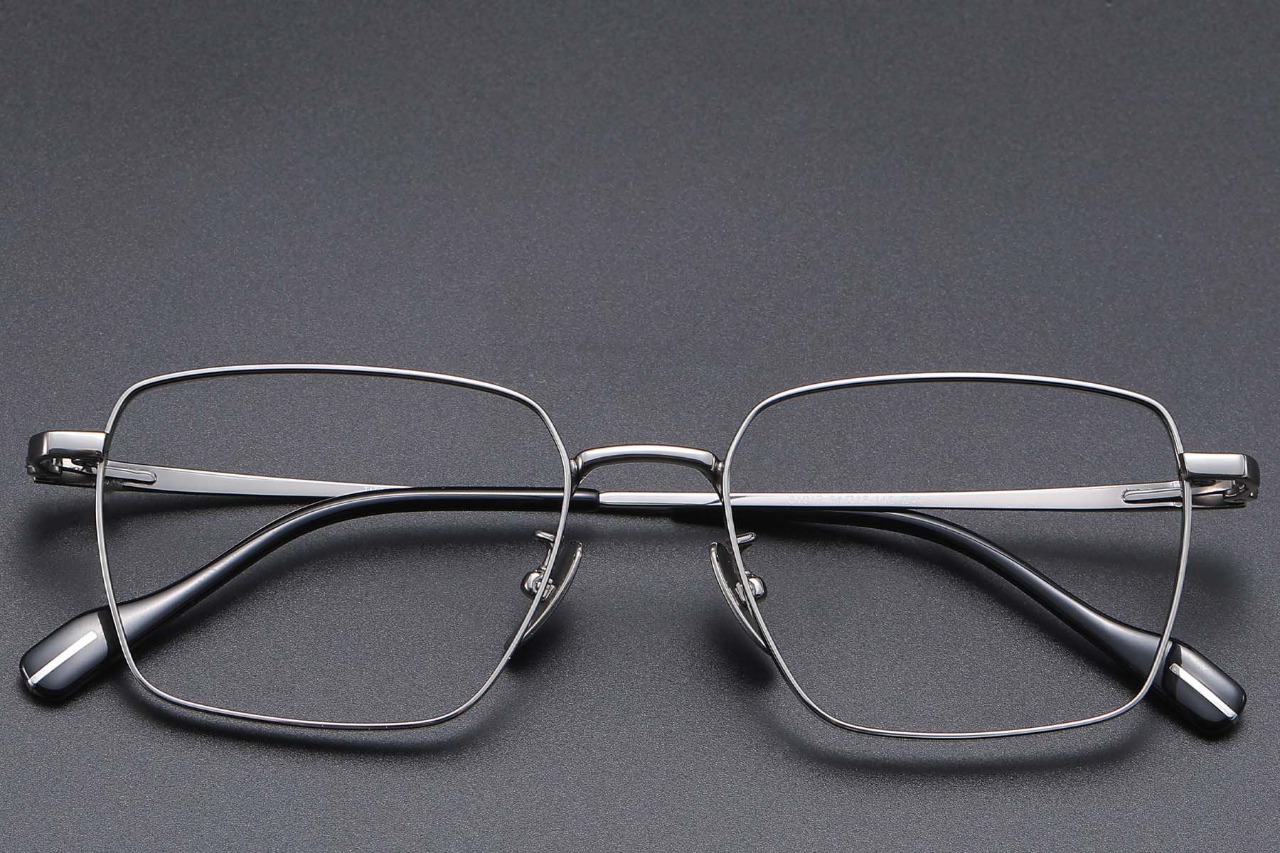 BS1913-0827_Grey_Rectangular_Titanium_glasses_front