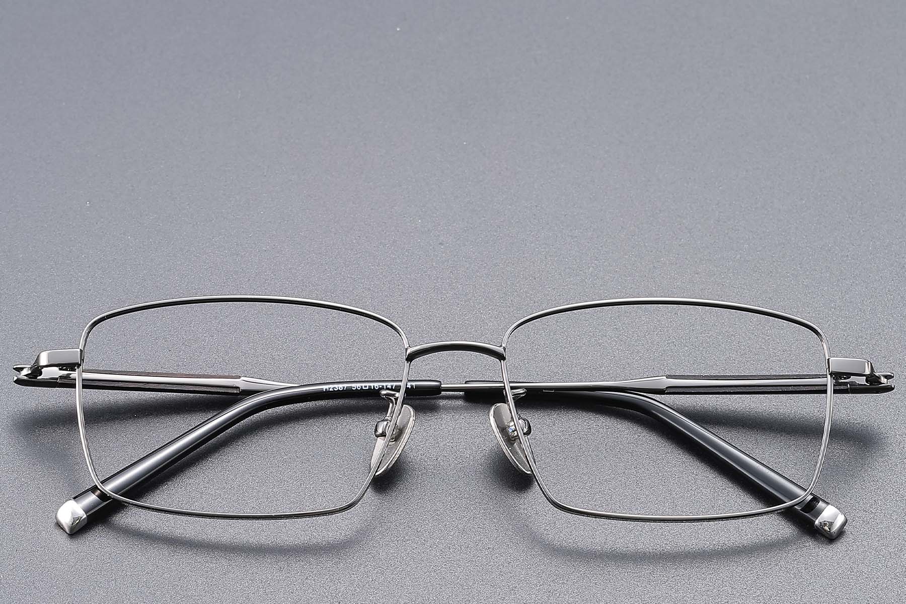 BS1913-0857_Grey_Rectangular_Titanium_glasses_front