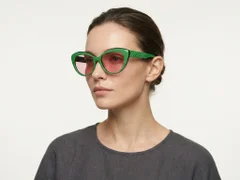 BS2012-1266_Green_Butterfly_Acetate_sunglasses_corner-tryon_female