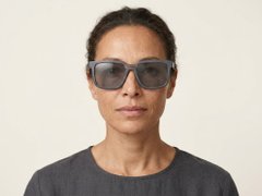 BS2012-1299_Grey_Rectangular_Acetate_sunglasses_corner-tryon_female