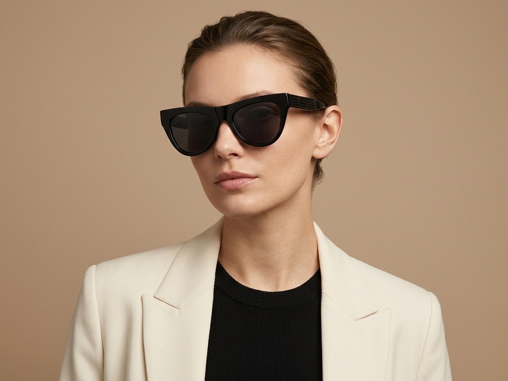 BS2012-1395_Black_Butterfly_Acetate_sunglasses_corner-tryon_female