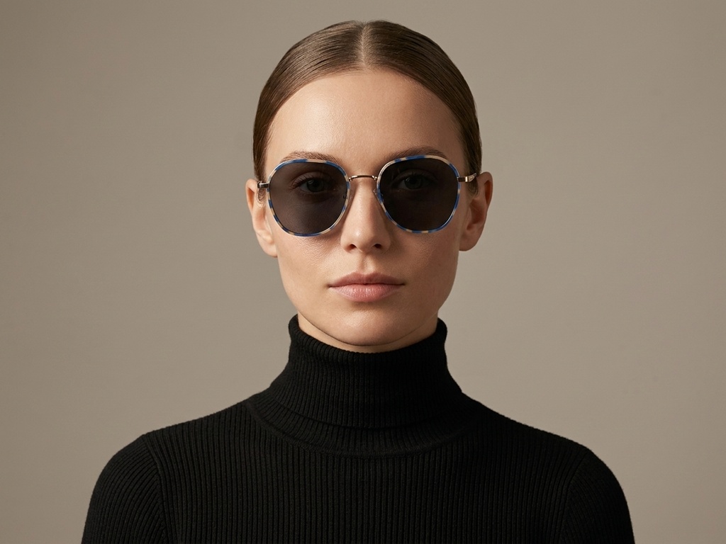 BS2012-2695_Blue_Oval_Metal_Sunglasses-tryon_female