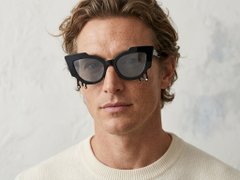 BS225-0046_Black_Butterfly_Plastic_Sunglasses-tryon_male