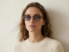 BS225-0052_Tortoiseshell_Oval_Plastic_Sunglasses-tryon_female