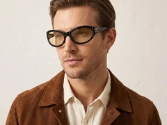 BS225-0138_Black_Butterfly_Plastic_Sunglasses-tryon_male