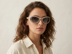 BS225-0142_Cream_Butterfly_Plastic_Sunglasses-tryon_female