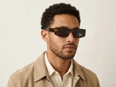 BS225-0149_Tortoiseshell_Rectangular_Plastic_Sunglasses-tryon_male