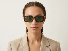 BS225-0151_Tortoiseshell_Rectangular_Plastic_Sunglasses-tryon_female