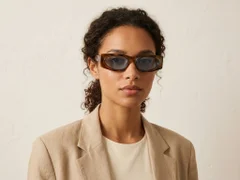 BS225-0154_Tortoiseshell_Rectangular_Plastic_Sunglasses-tryon_female