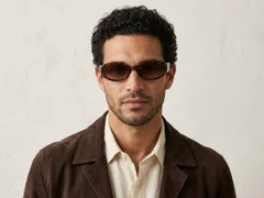 BS225-0170_Tortoiseshell_Oval_Plastic_Sunglasses-tryon_male