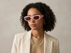 BS225-0172_Pink_Oval_Plastic_Sunglasses-tryon_female