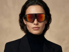 BS2426-0024_Black_Aviator_Plastic_Polarized Sunglasses-tryon_female