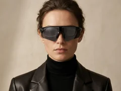 BS2426-0026_Black_Aviator_Plastic_Polarized Sunglasses-tryon_female