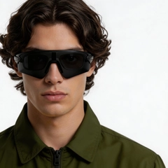 BS2426-0026_Black_Aviator_Plastic_Polarized Sunglasses_model