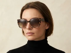 BS2503-0022_Tortoiseshell_Rectangular_Plastic_Sunglasses_corner-tryon_female