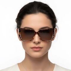 BS2503-0022_Tortoiseshell_Rectangular_Plastic_Sunglasses_model