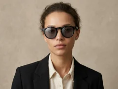 BS2503-0114_Black_Oval_Plastic_Sunglasses-tryon_female