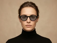BS2503-0133_Black_Oval_Plastic_Sunglasses-tryon_female