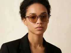 BS2503-0138_Purple_Oval_Plastic_Sunglasses-tryon_female