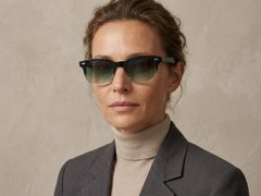 BS2503-0184_Black_Rectangular_Plastic_Sunglasses-tryon_female