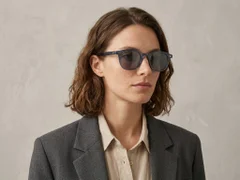 BS2503-0199_Blue_Oval_Plastic_Sunglasses-tryon_female