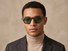 BS2503-0206_Black_Oval_Plastic_Sunglasses-tryon_male