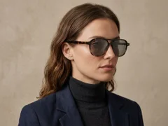 BS2503-0213_Tortoiseshell_Aviator_Plastic_Sunglasses-tryon_female
