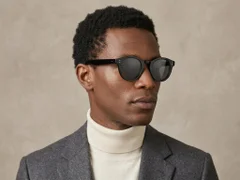 BS2503-0302_Black_Oval_Plastic_Sunglasses-tryon_male