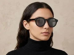BS2503-0304_Black_Oval_Plastic_Sunglasses-tryon_female