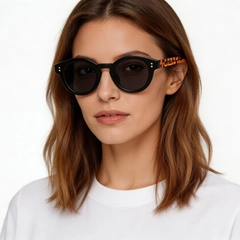 bs2503-0304_black_oval_plastic_sunglasses_model