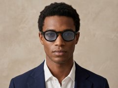BS2503-0313_Black_Oval_Plastic_Sunglasses-tryon_male