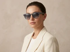 BS2503-0331_Blue_Oval_Plastic_Sunglasses-tryon_female