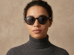 BS2503-0376_Black_Oval_Plastic_Sunglasses-tryon_female
