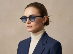 BS2503-0379_Blue_Oval_Plastic_Sunglasses-tryon_female