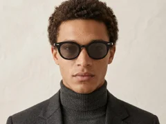 BS2503-0407_Black_Oval_Plastic_Sunglasses-tryon_male