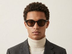 BS2503-0408_Black_Oval_Plastic_Sunglasses-tryon_male