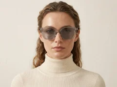 BS2503-0415_Grey_Butterfly_Plastic_Sunglasses-tryon_female